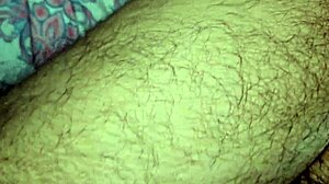 Ardiente bareback de dos gays latinos follando al currel de la feria