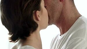 Sensuell anallek med fyldig europeisk jente