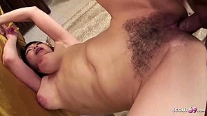 Japonska zrela mama z ohlapnimi joški dobi kreampaj v masažnem salonu