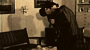 Vintage babcia dołącza do dzikiej akcji grupowej