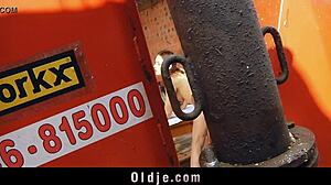 Stari moški jebe mlado 18+ sosedo v šupi! Kakšna divja garažna predstava!