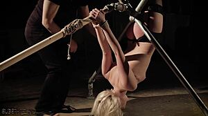 Videli ste už mladú 18+ tvrdý spanking v bondage hre?