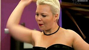 Ух, немецкая госпожа домина наказывает раба так жестко... ай!