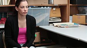 Já Fodeu uma Ladra Jovem 18+ nos Bastidores?