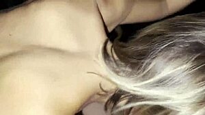 På vei hjem fra kinoen i bilen med venner, begynte jeg å suge kukken til gutten som satt bak meg