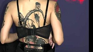 Гледай брюнетката курва как мастурбира на софата навита