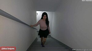 Vecino Me Atrapa Masturbándome En La Escalera De Emergencias Y Me Castiga Tirándome Su Semen En La Cara