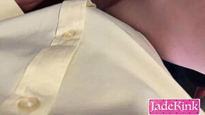 Baas neukt onschuldige casting meisje hard voor het eerst in onderdanige rol.