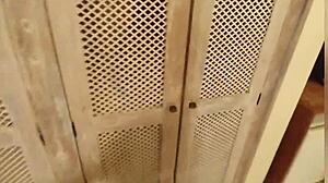 o misterioso comedor x invade o quarto e encontra uma surpresa deliciosa escondida dentro do armário