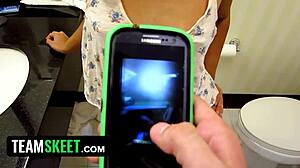 18 year old girlfriend fucked in bathroom 😍