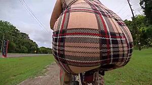 Експозиционистка кара колело с анален плъгин, съседът може да ме е видял.