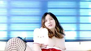 Koreli kız seksi anime aksiyonunda