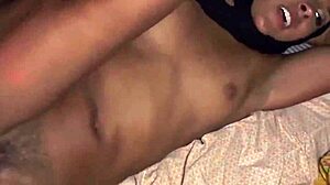 뜨거운 18+ 틴이 와일드 아프간 창녀집에서 스트랩온 쓰리섬 액션!