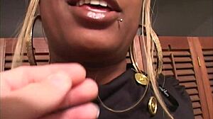 Ama de casa milf ebony se come anal de polla negra grande