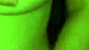 jag förför min tjej genom att smeka hennes stora naturliga pattar framför kameran, får henne att runka till orgasm - lyxorgasm