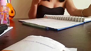 Kolumbijská nevlastní sestra ukazuje kalhotky pod sukní