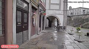 Jeny Smith sagt: Guck mir beim Outdoor Strap-Bondage zu