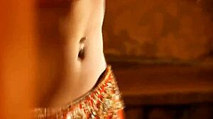 ब्रुनेट कूगर की इरोटिक स्ट्रिप 😍