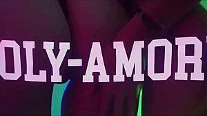 Amateur Threesome: Two Girls Kiss And Fuck Guy!