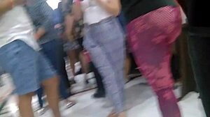 Me encontré a esta putita irresistible nalgona. Ella es una prostituta con leggings ajustados follando duro.