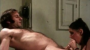 Rockster groupie betrapt in wilde retro actie