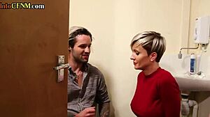 CFNM fyldig tatovert MILF rister hard kuk i skitten toalettbås