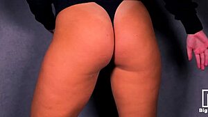 Juicy Booty Plays with Huge Dildo