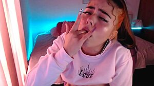 Egirl plive a slintá nepořádně na tvrdý pták