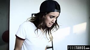 Üvey Kız Kardeş Bakire Rolünde Bir Nokta Koyuyor, 18+ Gençle