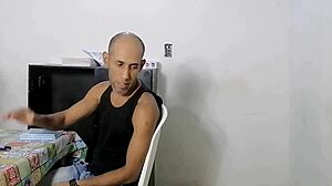 Šťastný študent jeba učiteľku s veľkým zadkom, spustí do tesnej pičky