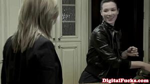 아름다운 비비 존스 클로즈업 액션에서 친밀해짐