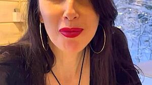 אישה חמה בוגדת בדייט במסעדה עם בעל