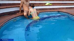 Latina inocente disfruta oral al lado de la piscina con hermanastro