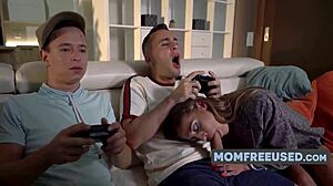 Freeuse tvillinger-MILF tilbyder altid udendørs sex til heldig stedsøn i vild fantasi