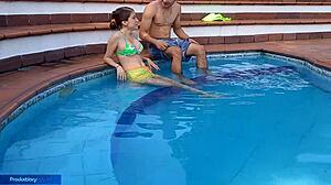 Latina inocente disfruta oral al lado de la piscina con hermanastro