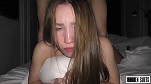 静かに、ママが聞こえるかも - ベッドルームで彼女はもう少しで爆発しそう！