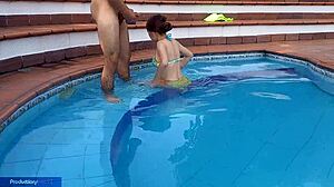 Latina inocente disfruta oral al lado de la piscina con hermanastro