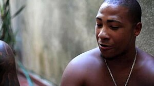 Pinta com meu pinto - dona de casa varrendo o quintal e mostrando a buceta esta na verdade com vontade de dar a bunda