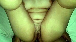 Tierna chica gordita con linda pussy recibe cumshot anal