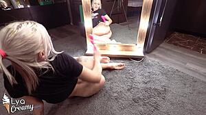 Blonde sletje 18+ vingerkut met toys voor spiegel