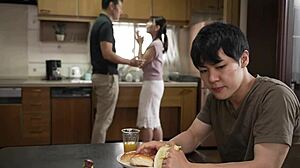 Osupljiva mama Yumi v znojenem creampie seksu z varljivim zvijajem