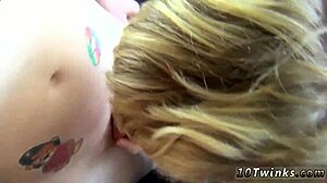 Gehangen emo jongens klaar met poolkeus en ballen, verdomd heet!