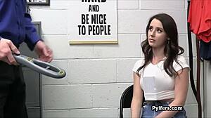 Güvenlikçi büyük memeli 18+ kızı gizli kamerada izliyor