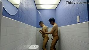 Трахаю его в душе, это так горячо