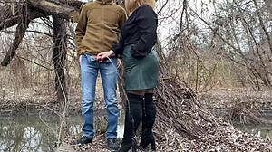 Stiskanje debelušne ritke pastorke mame v usnjeni krili.