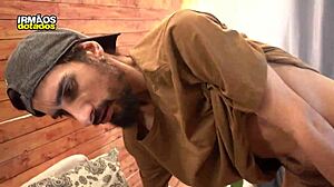 Mišičasti gejevski prijatelj dobi globoko grlo z dušenjem in lizanjem jajc na velikem mokrem kurcu