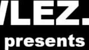 MILF leszbikusok ujjazzák és arcülnek a hálószobában