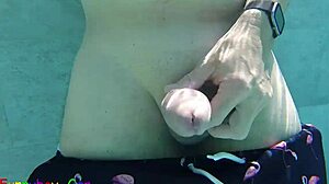 ゲイの男が公衆プールでこっそり太いチンポをシゴく！🥵