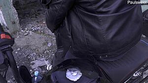 Эта горячая милф не может устоять перед мотоциклами или большими хуями на улице