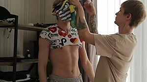 Dua Twink Memikat Pelajar ke Seks dengan Batang Besar.